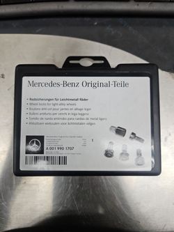 Oem Mercedes-Benz wheel lock set