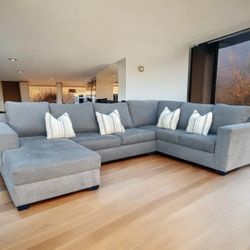 FREE DELIVERY! LIKE NEW Sectional