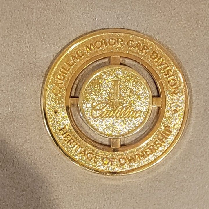 Cadillac Heritage of Ownership メダル s-l400.jpg