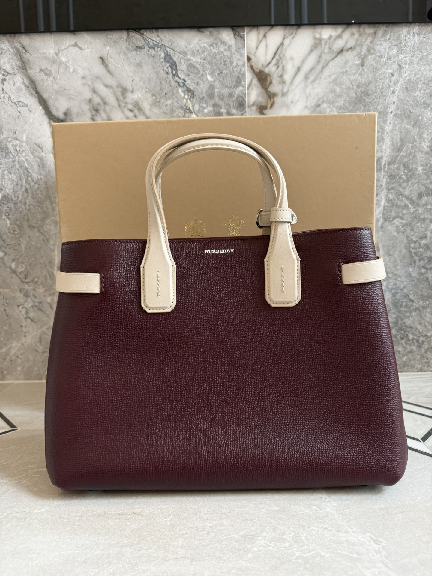 Brand New Burberry Mahogany Banner Tote – Elegant & Iconic