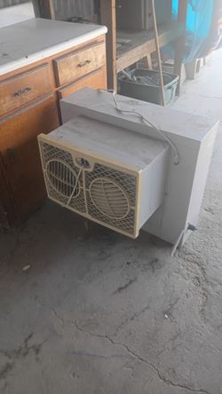 Evaporative swamp cooler