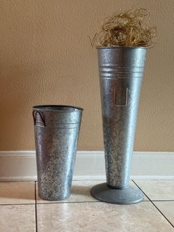 Set of 2 metal vases