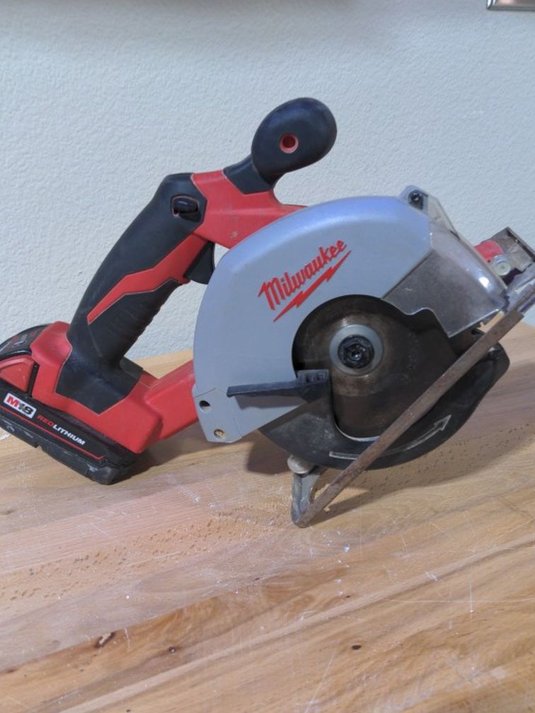 Milwaukee Fuel M-18, 5-3/8" Metal/Wood Saw And Battery