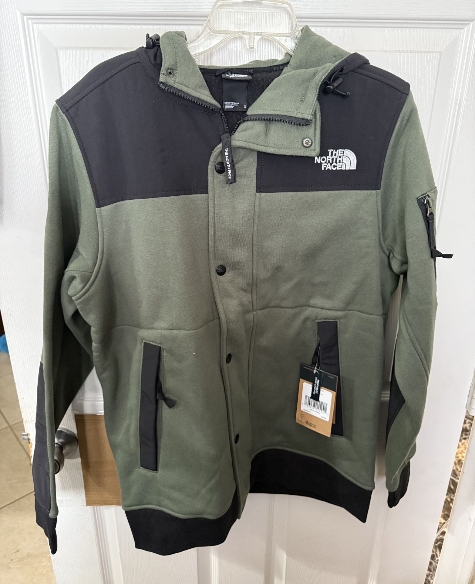 North face jacket Men’s Size M Retails For $140 New With Tags