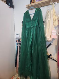 Size 8 Brand New Emerald Green Tulle Gown