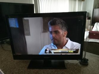 32 Inch EMERSON  w/remote and Antenna