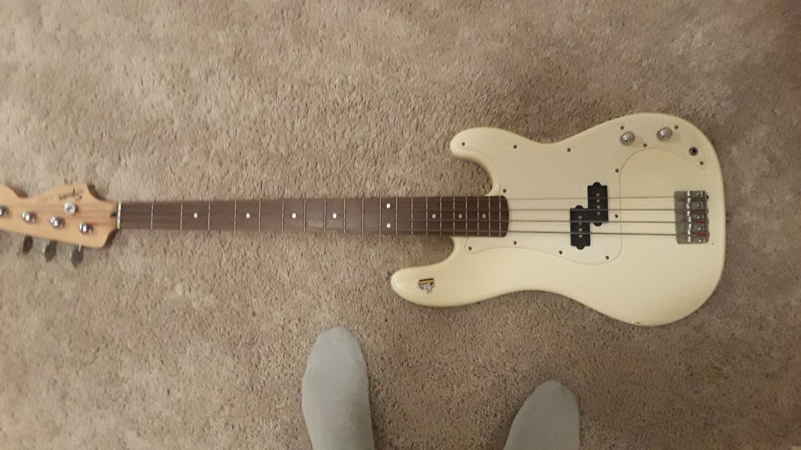 Affinity squiter p-bass guitar