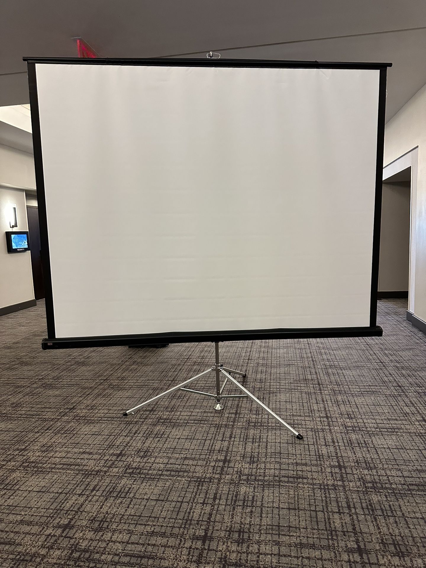 8 FT Professional AV Tripod Screen features a heavy-duty tripod built to endure the demands of frequent travel and repeated use