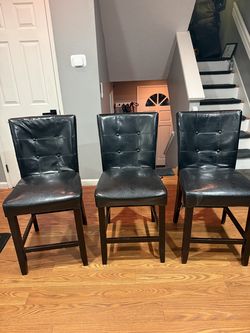 Black tufted faux leather counter-height bar stools x 3