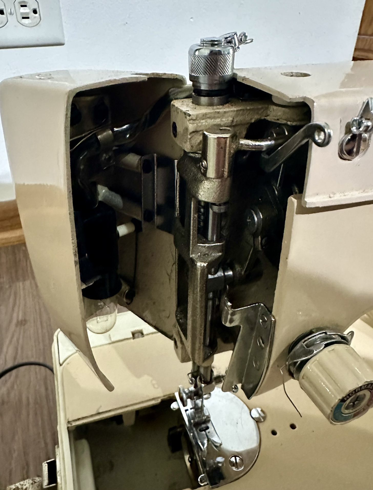 Vintage Deluxe Zig Zag Sewing Machine