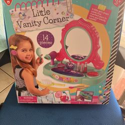 Girls Little Vanity Corner 14 PcsNEW. Pick Up Dysart Rd & Thunderbird