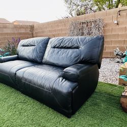BEAUTIFUL POWER ELECTRIC RECLINER ( USED BUT IN A GOOD CONDITION, WORKS GREAT ) COLOR-DARK BROWN CHOCOLATE ( NORMAL WEAR ) HEAVYYY 