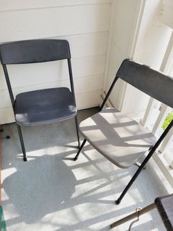 2 plastic chair $ 4