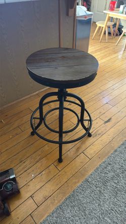 4 Bar stools 2ft