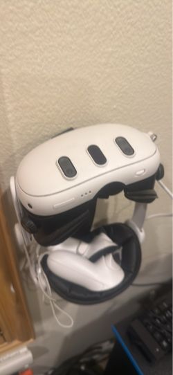 Meta Quest 3 VR Headset with Battery Pack & Controllers