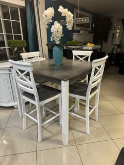 High Dining Table With 4 Chairs In Good Condition 