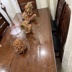 Living Room Table With Six Chairs The Cushion Is Leather