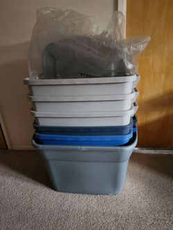 6 Large Rubbermaid Storage Containers with Lids