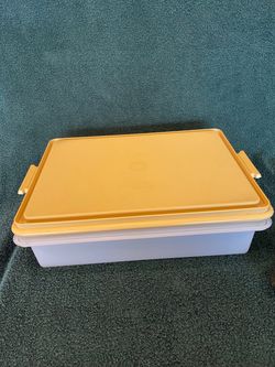Vintage harvest gold Tupperware Square Cake Taker Carrier with side handles and white base