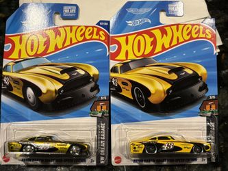 Hot Wheels Aston Martin Super Treasure Hunt W/ regular.