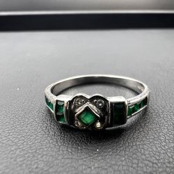 14k white gold ring with Green gemstones. Weight: 2.2g, size: 7.75.