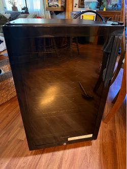 Frigidaire 19.5-I W Black Freestanding Wine Cooler