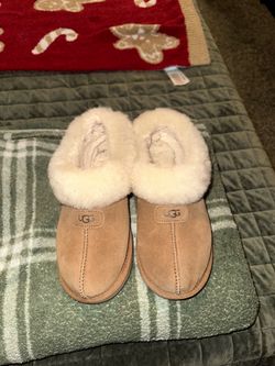 Women’s Uggs size 7
