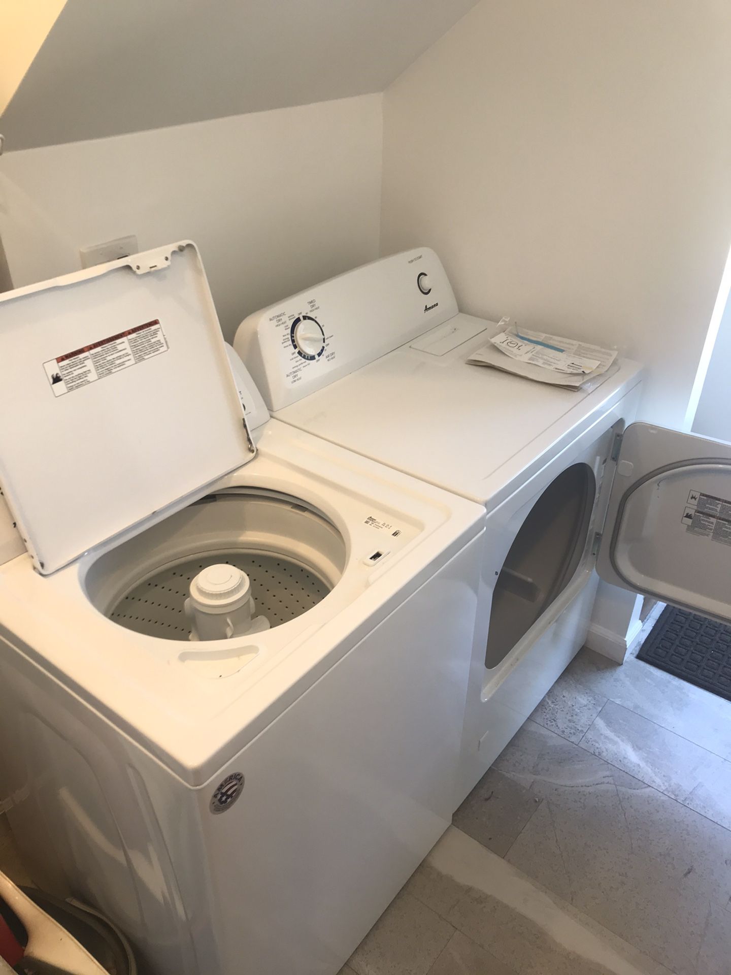 New Amana Washer/ Gas Dryer combo. 6 m/o still under warranty.