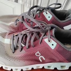 ON Cloud flow Women's Running Shoe Size 8.5