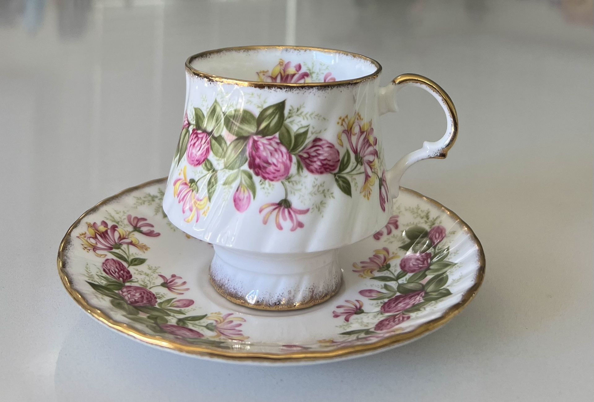 VNTG. ELIZABETHAN FINE BONE CHINA FOOTED TEACUP SAUCER FLORAL GOLD GILT ENGLAND