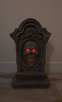 POPULAR TALKING HALLOWEEN SKELETONS TOMBSTONE $35/ LIKE NEW CONDITION