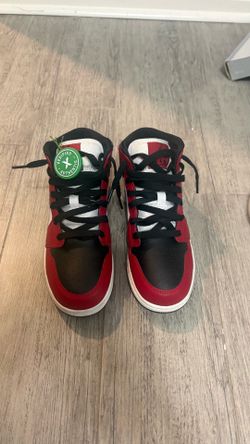 jordans 1 mid chicago black toe, 6y size