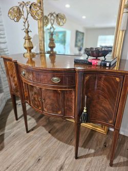 Federal Serpentine Mahogany Buffet/Sideboard
