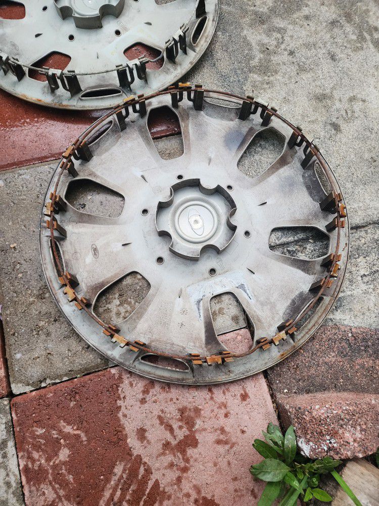 15 " Ford Hubcaps.good