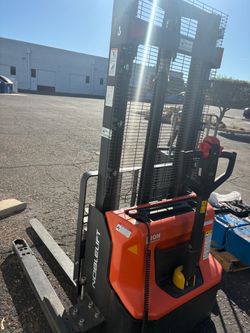 Walkie stacker