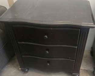 1 Night Stand 3 Drawers In Good Shape Used For A Short Time