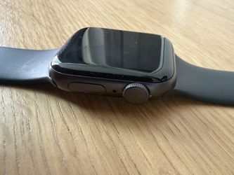 Apple Watch SE 40mm GPS (1st Gen, 2020) - Pristine, Ready to Pair, Charger Included
