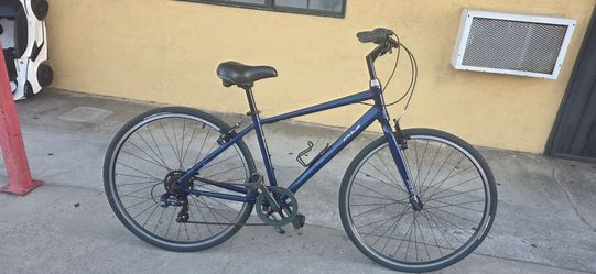 Fuji  crosstown Aluminiun bike Road 700 , Frame Médium and 7 speed Exellent Condition