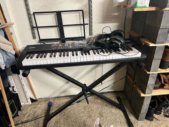 Keyboard wi TV headset and NUMEROUS books.