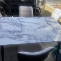 Table With 4 Chairs 