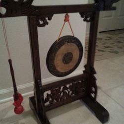 ORIENTAL DECOR A CHINESE SMALL GONG WITH (Antique carving)