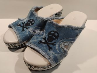 Denim crossbones print platform sandals size women's nine