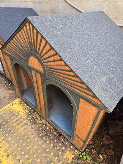 XL dog house