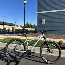 Co-op Cycles DRT 1.1 Mountain Bike – 27.5” (Medium Frame) Aluminium Bicycle