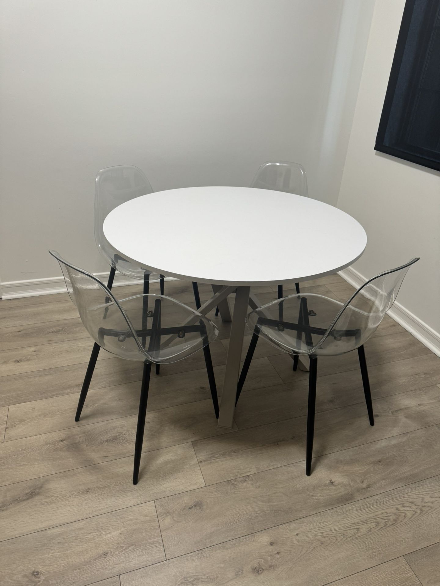 Table & 4 Clear Acrylic Chair