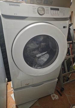 Samsung  4.5 cu. ft. High-Efficiency Front Load Washer in White with Self-Clean+ base include as well open box like new