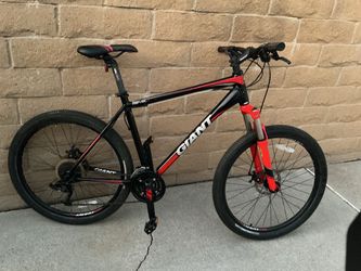 GIANT REVEL 1 MOUNTAIN BIKE W / MECHANICAL DISC BRAKES