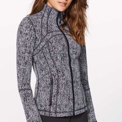 $88✨️🎀Lululemon Define Jacket in the "Luminesce Splatter White Black" print. One Size🎀✨️