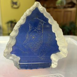 1996 HC Wolf In An Arrowhead Crystal Paperweight