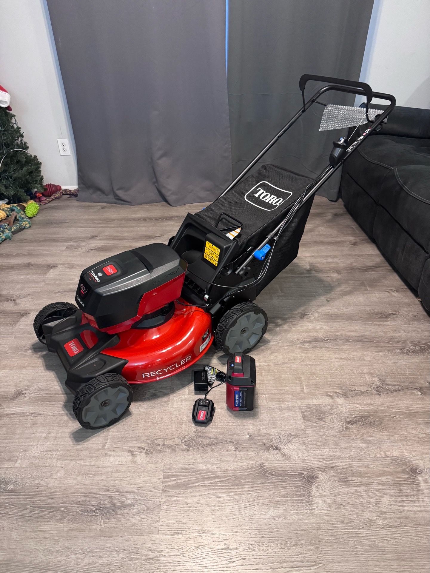 BRAND NEW TORO RECYCLER 60 V MAX 21 INCH CORDLESS SELF-PROPELLED LAWNMOWER 6AH BATTERY AND CHARGER INCLUDED. COMES IN MANUFACTURED SEALED BOX. ELIGIB
